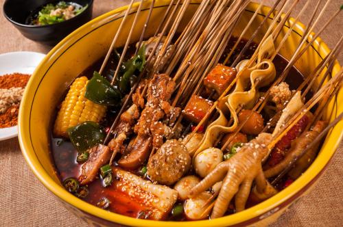 東北人搶走了四川人的麻辣燙，而麻辣燙養(yǎng)活了一個火鍋料行業(yè)！