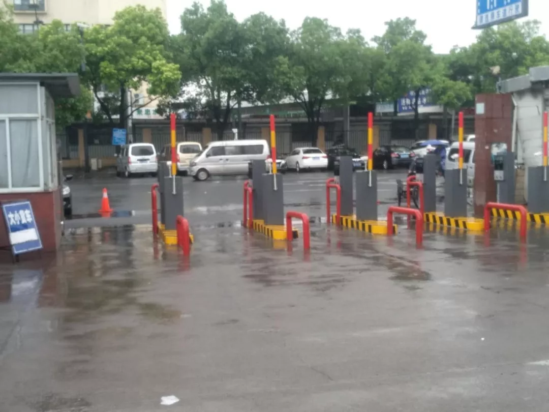 杭州凍品市場(chǎng)商戶群體抗議：三輪車進(jìn)市場(chǎng)，每次還要10元“買路錢”！
