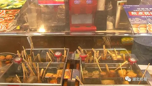 武漢這家知名便利店竟賣過期蝦餃，員工不滿向媒體舉報