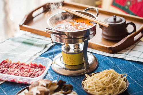  熊貓豆腐、臭豆腐漢堡、咸蛋黃蝦丸…火鍋季，這些新品吸睛又熱賣