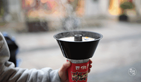 邊走邊吃的火鍋！這個(gè)“新物種”，你get到了嗎？